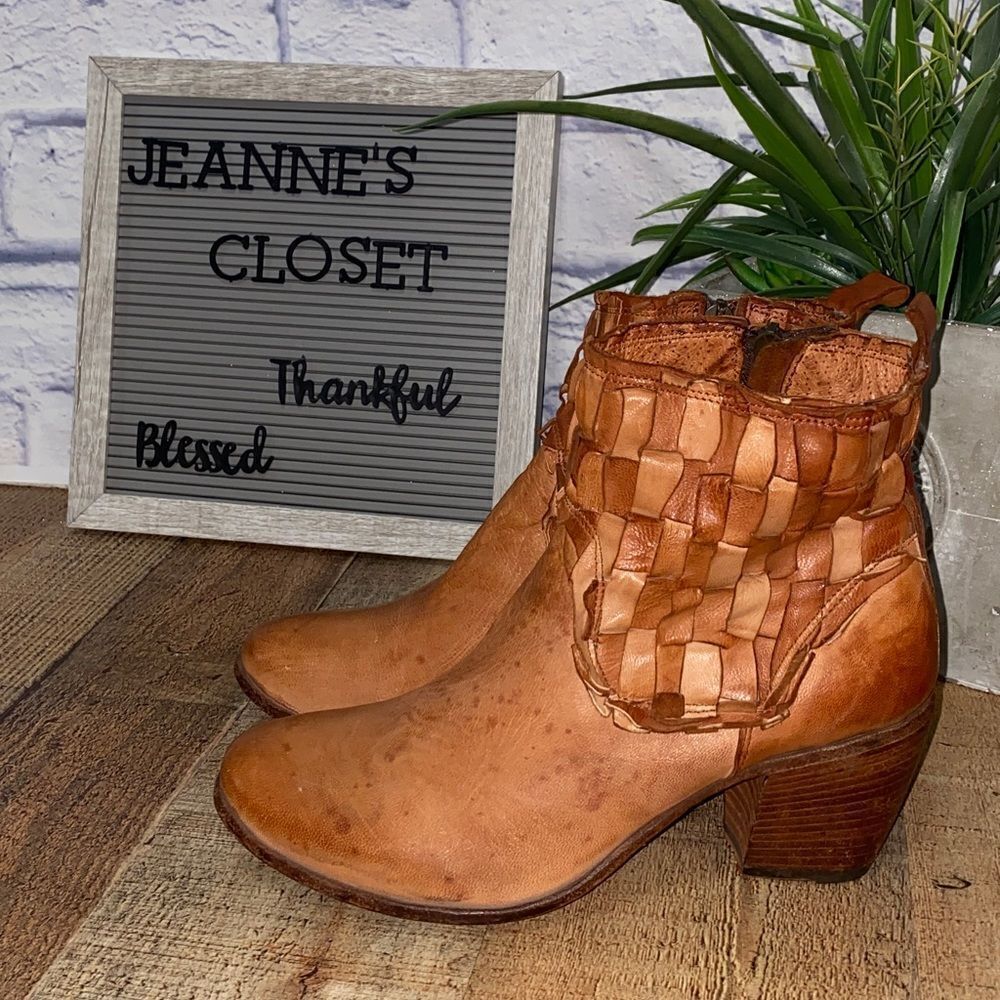 Gidigio Leather ankle booties boots